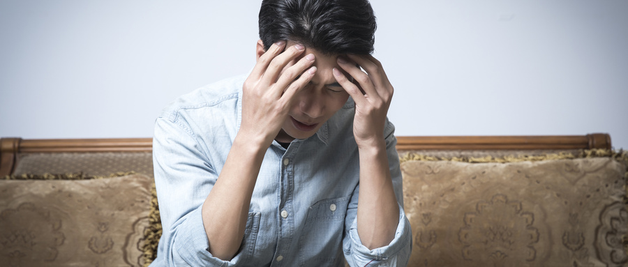 1727076759866547.jpg 摄图网_501162784_wx_青年男性头疼焦虑(企业商用).jpg